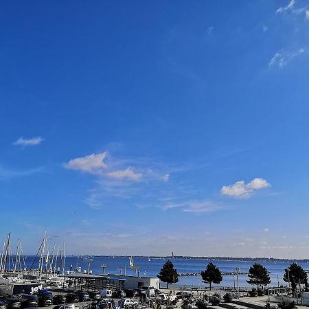 Sunny Seaside Apartment كيل المظهر الخارجي الصورة